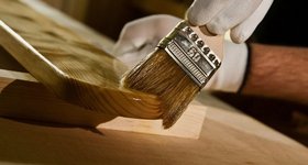 Как покрыть деревянные изделия окрашивающим или защитным составом